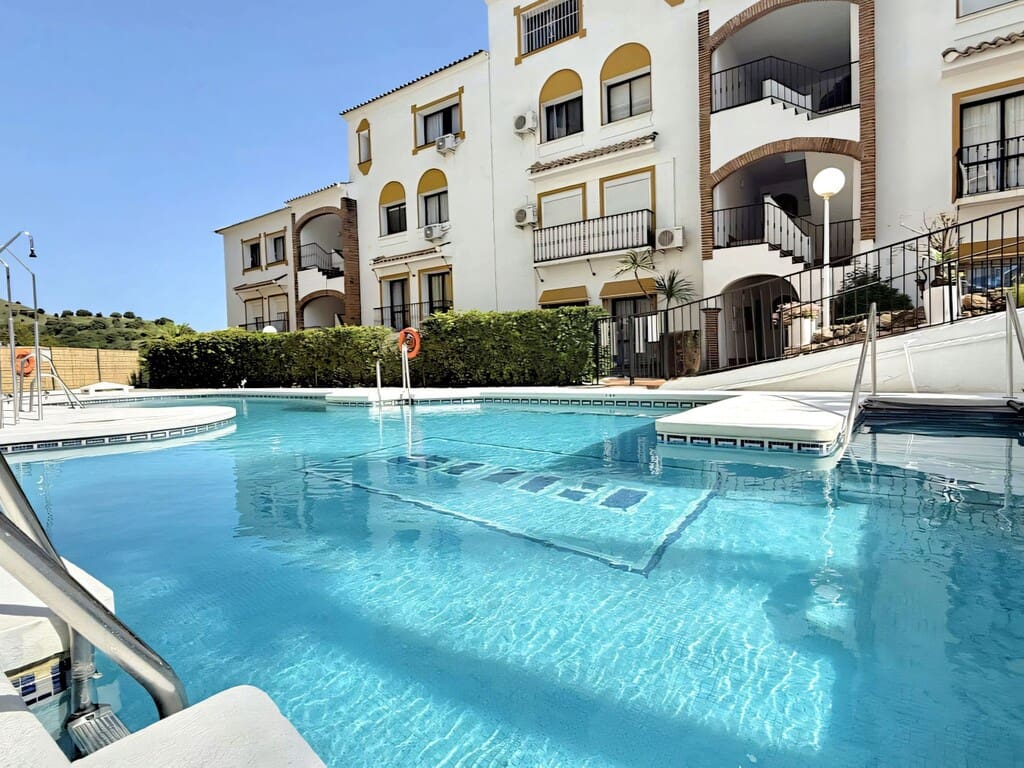 3 bedroom Apartment for sale in Calahonda with pool - € 335,000 (Ref: 9731730)