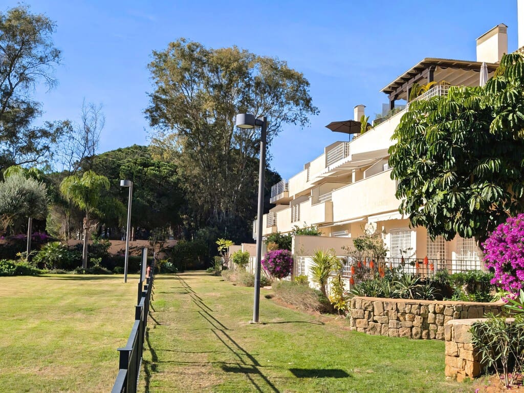 3 bedroom Apartment for sale in Elviria with pool garage - € 560,000 (Ref: 9731732)