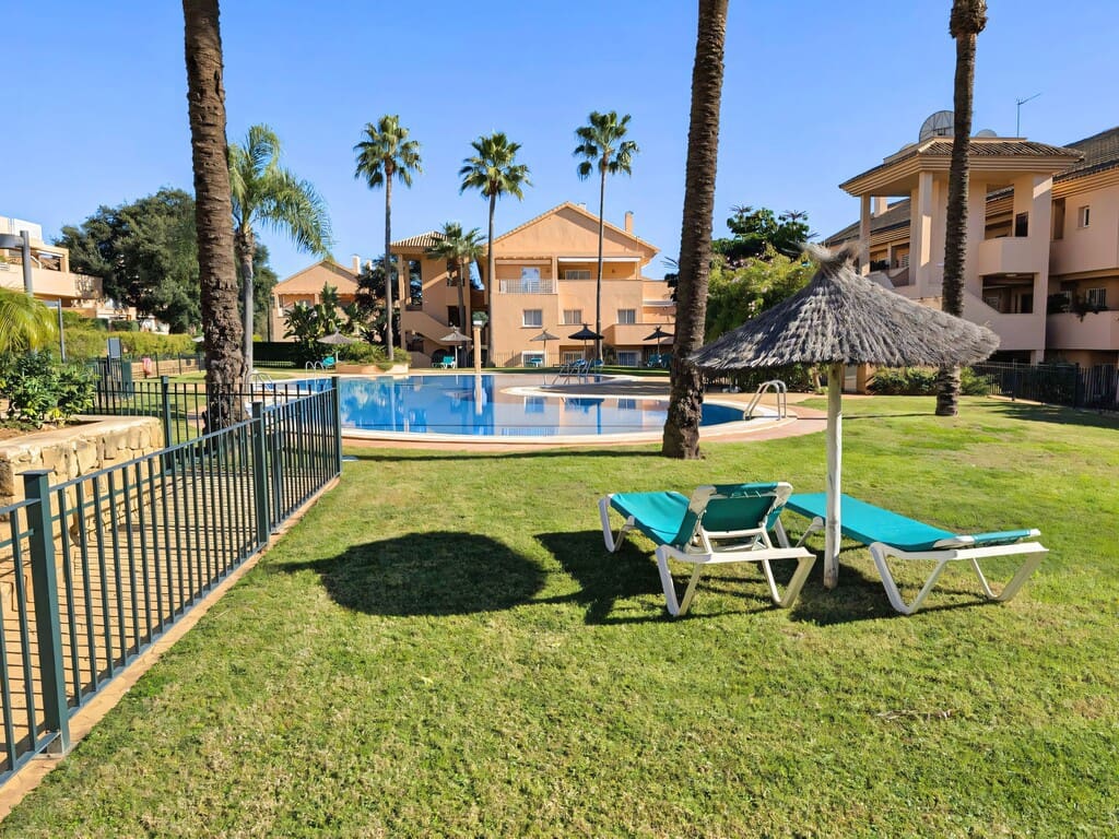 3 bedroom Apartment for sale in Elviria with pool garage - € 560,000 (Ref: 9731732)