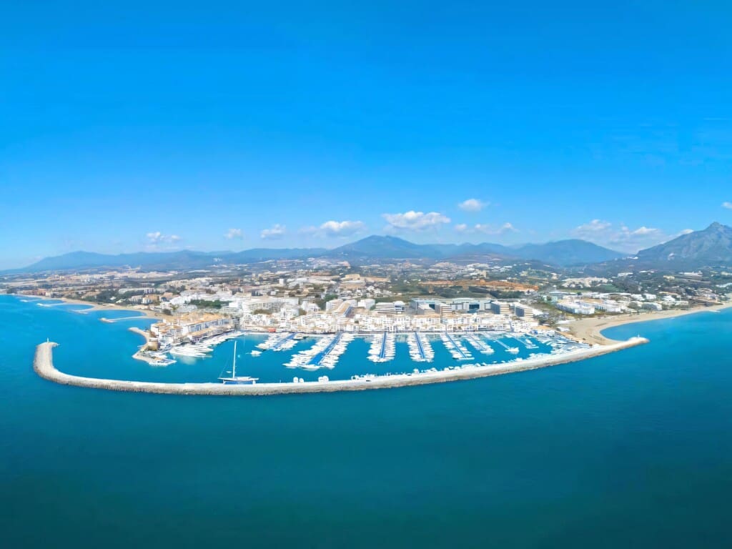 Apartamento de 2 habitaciones en Puerto Banus en venta con piscina garaje - 1.100.000 € (Ref: 9731733)