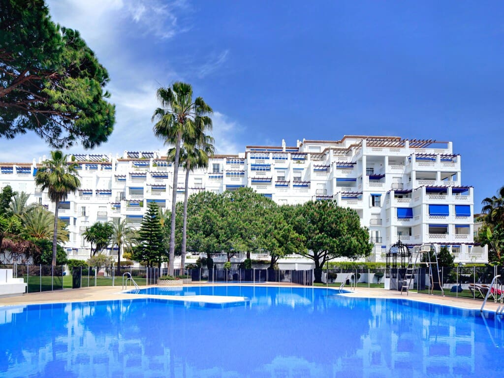 Apartamento de 2 habitaciones en Puerto Banus en venta con piscina garaje - 1.100.000 € (Ref: 9731733)