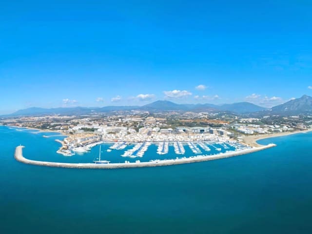 Apartamento de 2 habitaciones en Puerto Banus, Marbella en venta con piscina garaje - 1.100.000 € (Ref: 9731733)