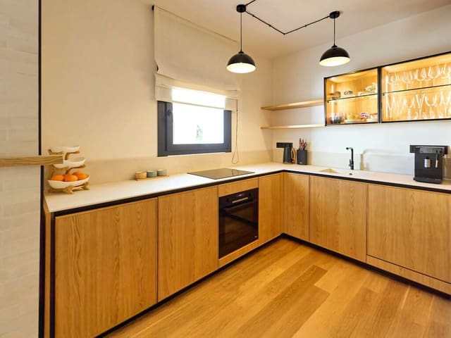 Apartamento de 2 habitaciones en Puerto Banus, Marbella en venta con piscina garaje - 1.100.000 € (Ref: 9731733)