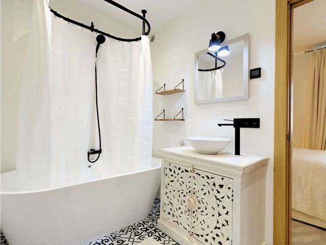 Apartamento de 2 habitaciones en Puerto Banus, Marbella en venta con piscina garaje - 1.100.000 € (Ref: 9731733)