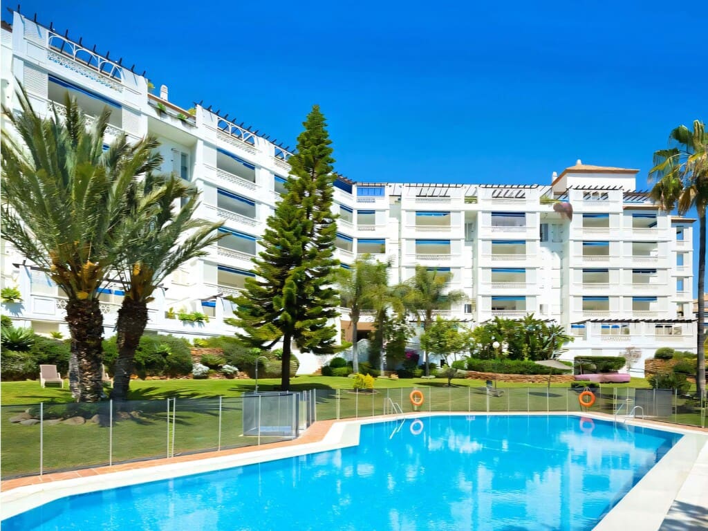 Apartamento de 2 habitaciones en Puerto Banus en venta con piscina garaje - 1.100.000 € (Ref: 9731733)