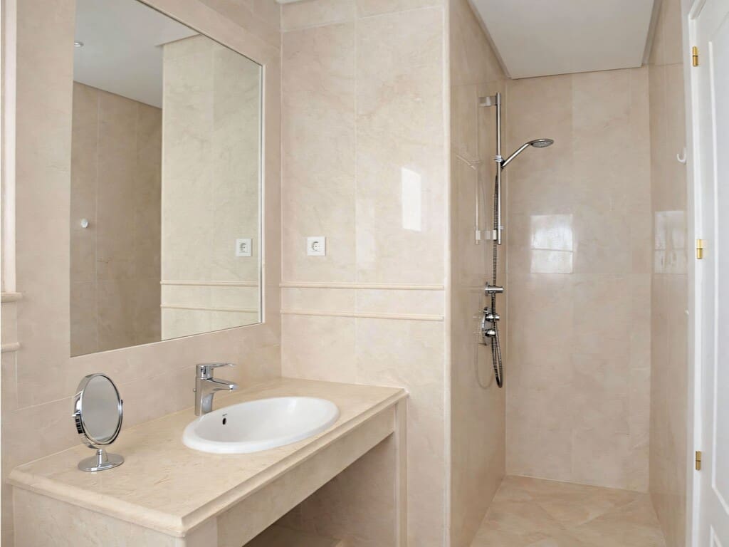 2 bedroom Apartment for sale in Nueva Andalucia with pool garage - € 595,000 (Ref: 9735258)