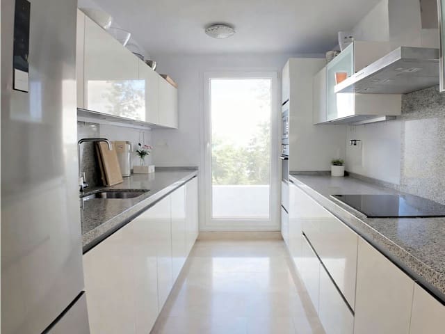 2 sypialnia Apartament na sprzedaż w Nueva Andalucia, Marbella z basenem garażem - 595 000 € (Ref: 9735258)