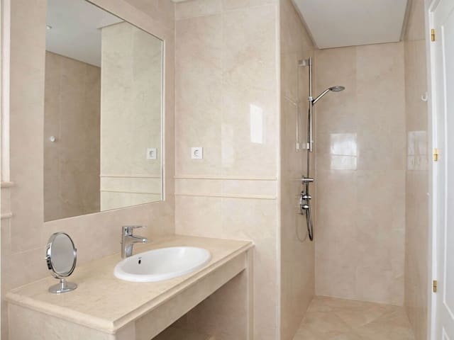 2 sypialnia Apartament na sprzedaż w Nueva Andalucia, Marbella z basenem garażem - 595 000 € (Ref: 9735258)