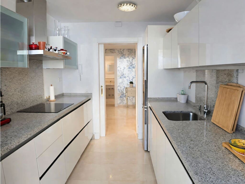 2 bedroom Apartment for sale in Nueva Andalucia with pool garage - € 595,000 (Ref: 9735258)