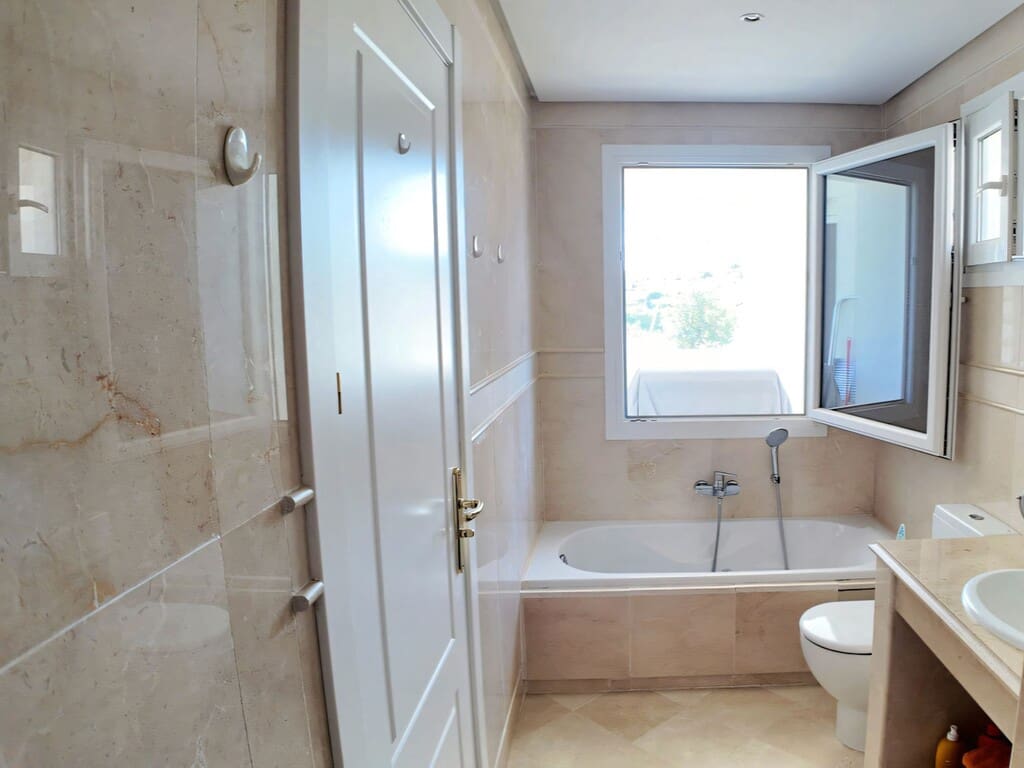 2 bedroom Apartment for sale in Nueva Andalucia with pool garage - € 595,000 (Ref: 9735258)