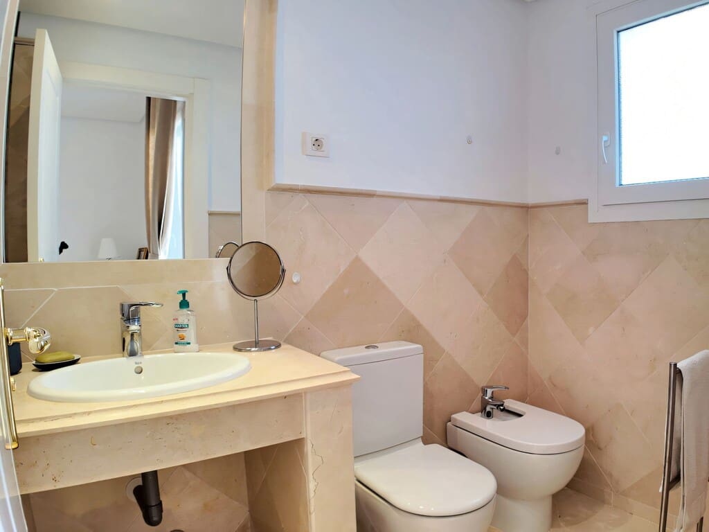 2 bedroom Apartment for sale in Nueva Andalucia with pool garage - € 595,000 (Ref: 9735258)