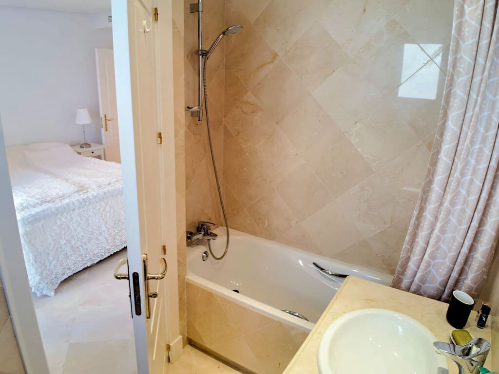 2 bedroom Apartment for sale in Nueva Andalucia with pool garage - € 595,000 (Ref: 9735258)