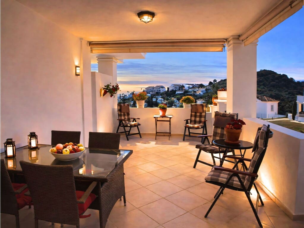 2 bedroom Apartment for sale in Nueva Andalucia with pool garage - € 595,000 (Ref: 9735258)