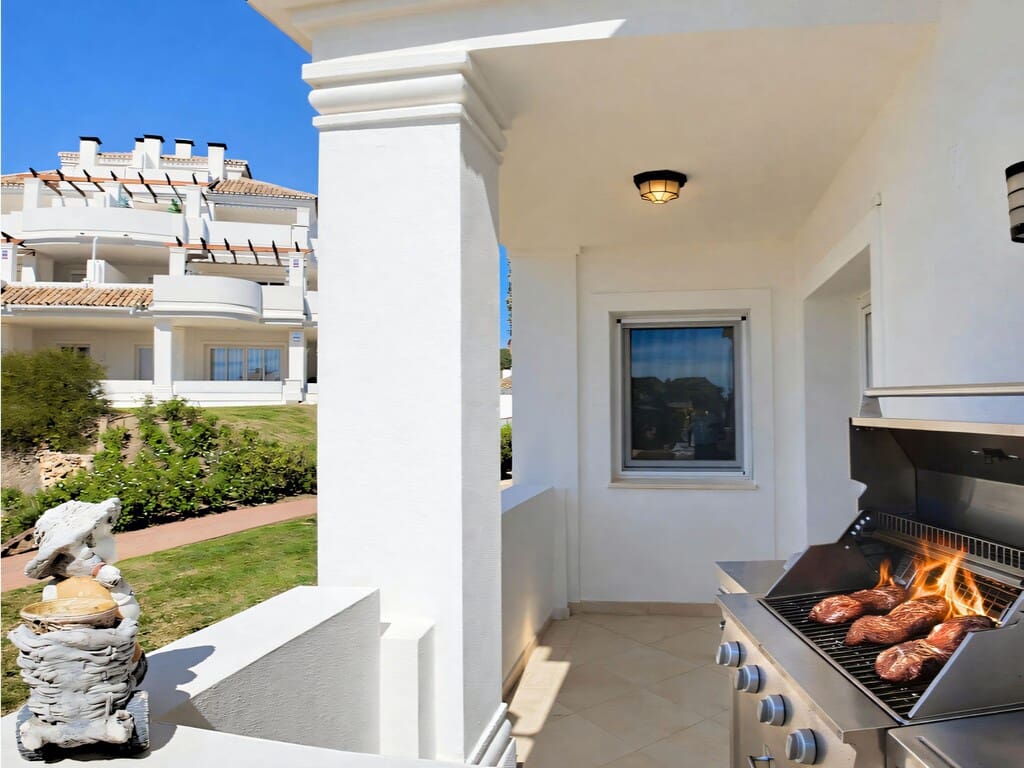 2 bedroom Apartment for sale in Nueva Andalucia with pool garage - € 595,000 (Ref: 9735258)