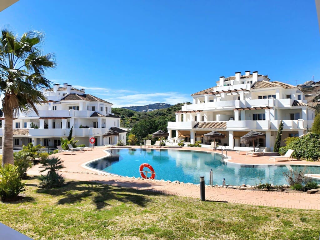 2 bedroom Apartment for sale in Nueva Andalucia with pool garage - € 595,000 (Ref: 9735258)