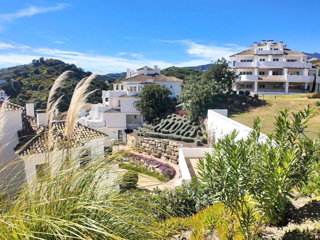 2 bedroom Apartment for sale in Nueva Andalucia with pool garage - € 595,000 (Ref: 9735258)