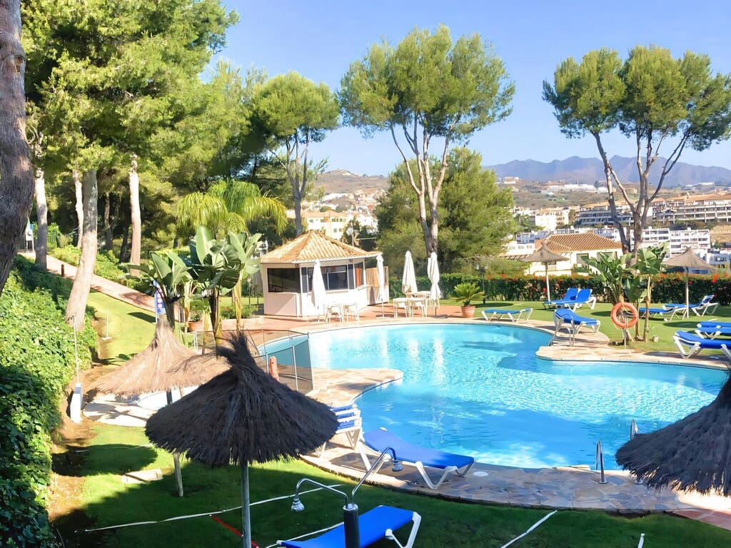 2 bedroom Apartment for sale in Mijas Costa with pool - € 375,000 (Ref: 9741549)