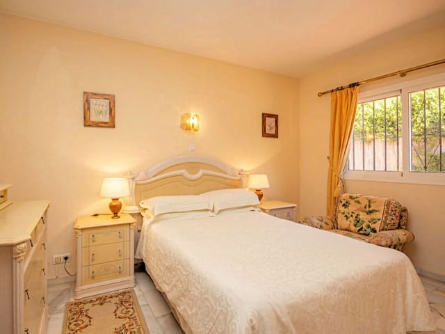 3 chambre Villa/Maison à vendre à Carib Playa, Marbella avec piscine - 1 150 000 € (Ref: 9745232)