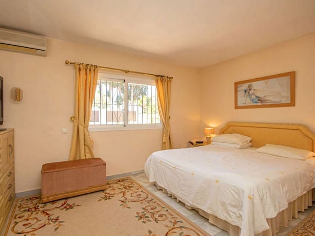 3 chambre Villa/Maison à vendre à Carib Playa, Marbella avec piscine - 1 150 000 € (Ref: 9745232)