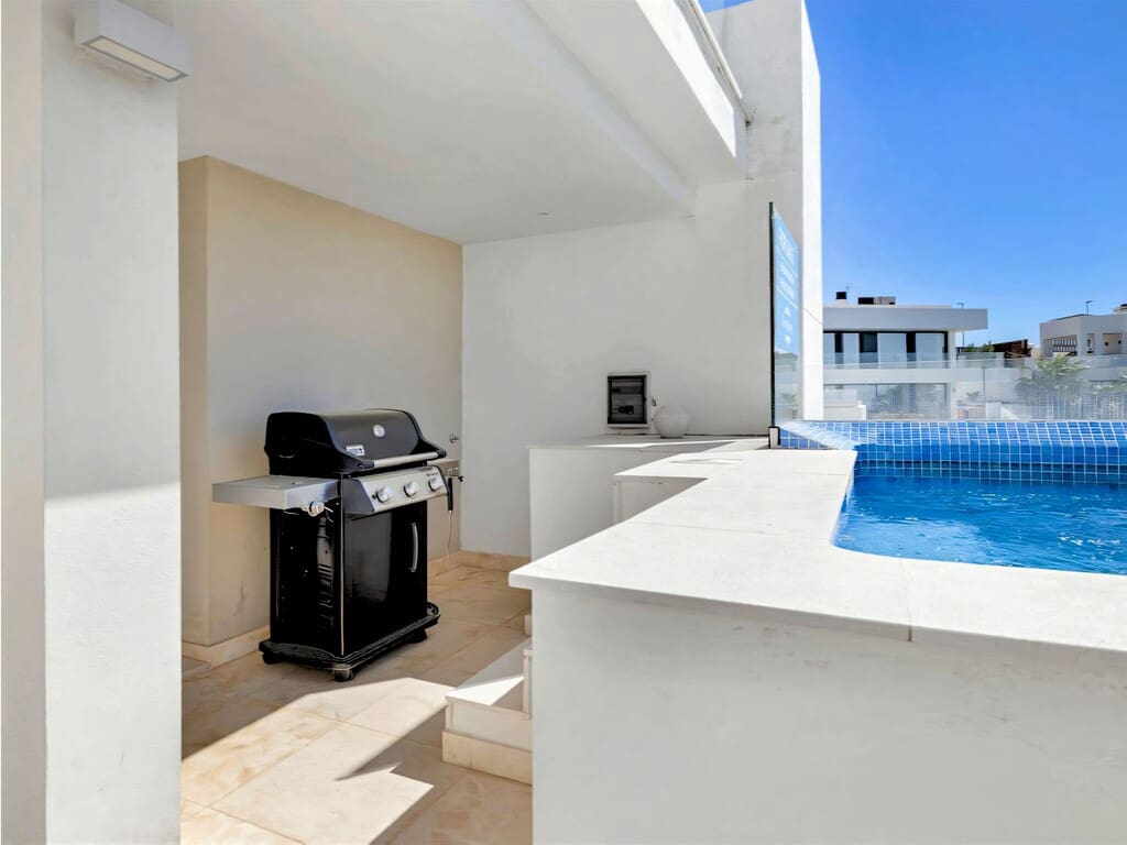 2 bedroom Penthouse for sale in Nueva Andalucia with pool garage - € 950,000 (Ref: 9747712)