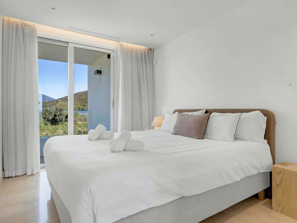 2 bedroom Penthouse for sale in Nueva Andalucia with pool garage - € 950,000 (Ref: 9747712)