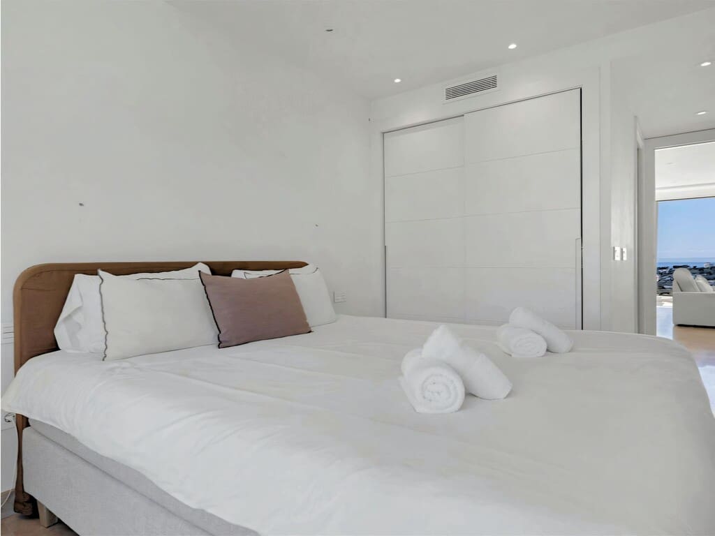 2 bedroom Penthouse for sale in Nueva Andalucia with pool garage - € 950,000 (Ref: 9747712)