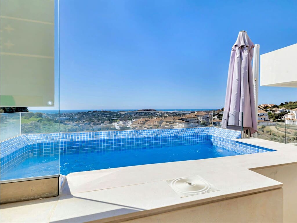 2 bedroom Penthouse for sale in Nueva Andalucia with pool garage - € 950,000 (Ref: 9747712)