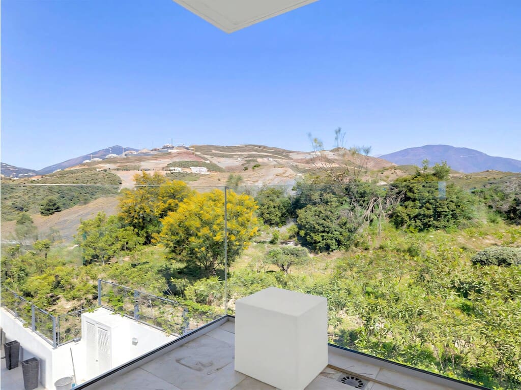 2 bedroom Penthouse for sale in Nueva Andalucia with pool garage - € 950,000 (Ref: 9747712)