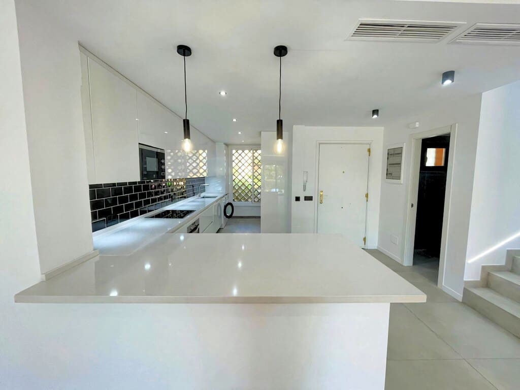 3 makuuhuone Omakotitalo myytävänä paikassa Benahavis mukana uima-altaan 
autotalli - 600 000 € (Ref: 9751681)