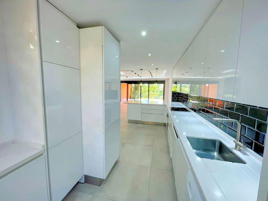 3 makuuhuone Omakotitalo myytävänä paikassa Benahavis mukana uima-altaan 
autotalli - 600 000 € (Ref: 9751681)