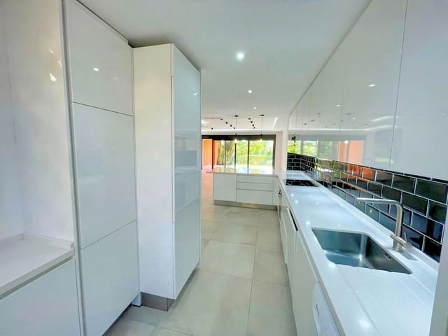 3 makuuhuone Omakotitalo myytävänä paikassa Benahavís mukana uima-altaan 
autotalli - 600 000 € (Ref: 9751681)