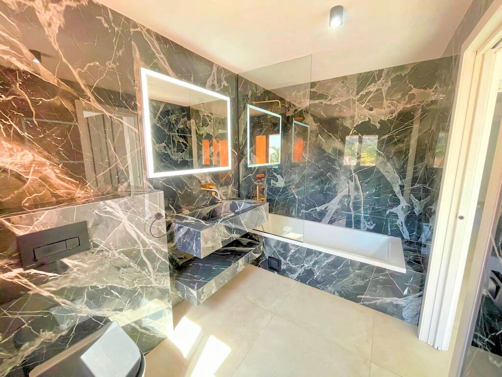 3 makuuhuone Omakotitalo myytävänä paikassa Benahavis mukana uima-altaan 
autotalli - 600 000 € (Ref: 9751681)