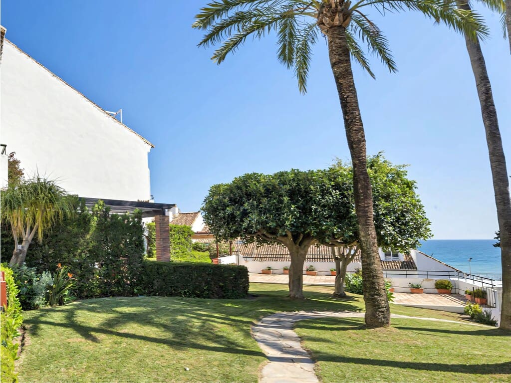 3 soveværelse Byhus til salg i Estepona med swimmingpool garage - € 619.000 (Ref: 9755393)