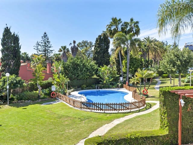 3 soveværelse Byhus til salg i Estepona med swimmingpool garage - € 619.000 (Ref: 9755393)