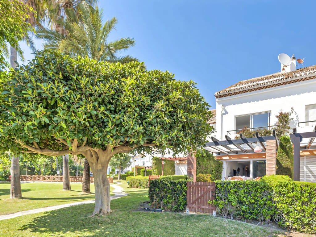 3 soveværelse Byhus til salg i Estepona med swimmingpool garage - € 619.000 (Ref: 9755393)