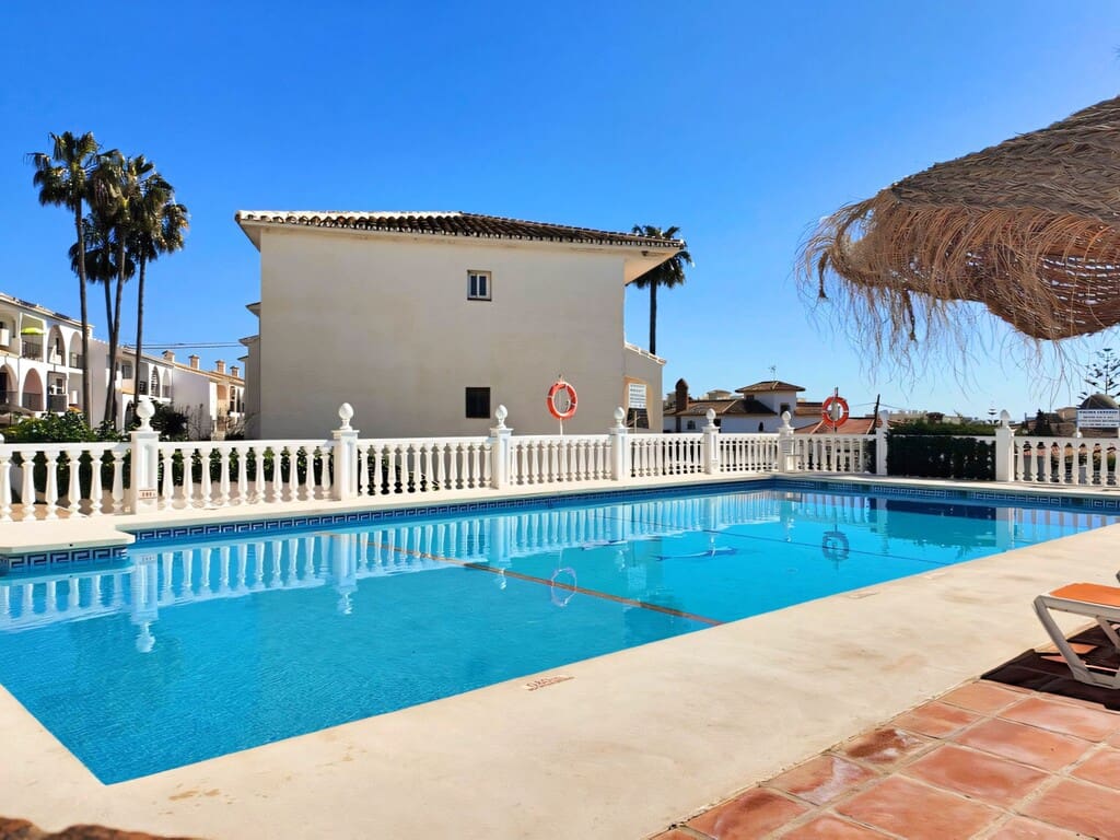 2 soveværelse Lejlighed til salg i Mijas Costa med swimmingpool - € 258.000 (Ref: 9755395)