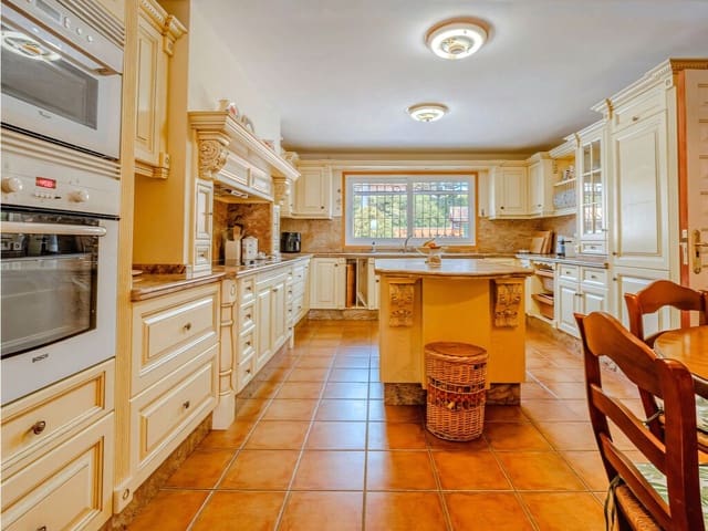 Chalet de 5 habitaciones en El Paraiso, Estepona en venta con piscina garaje - 2.150.000 € (Ref: 9758593)