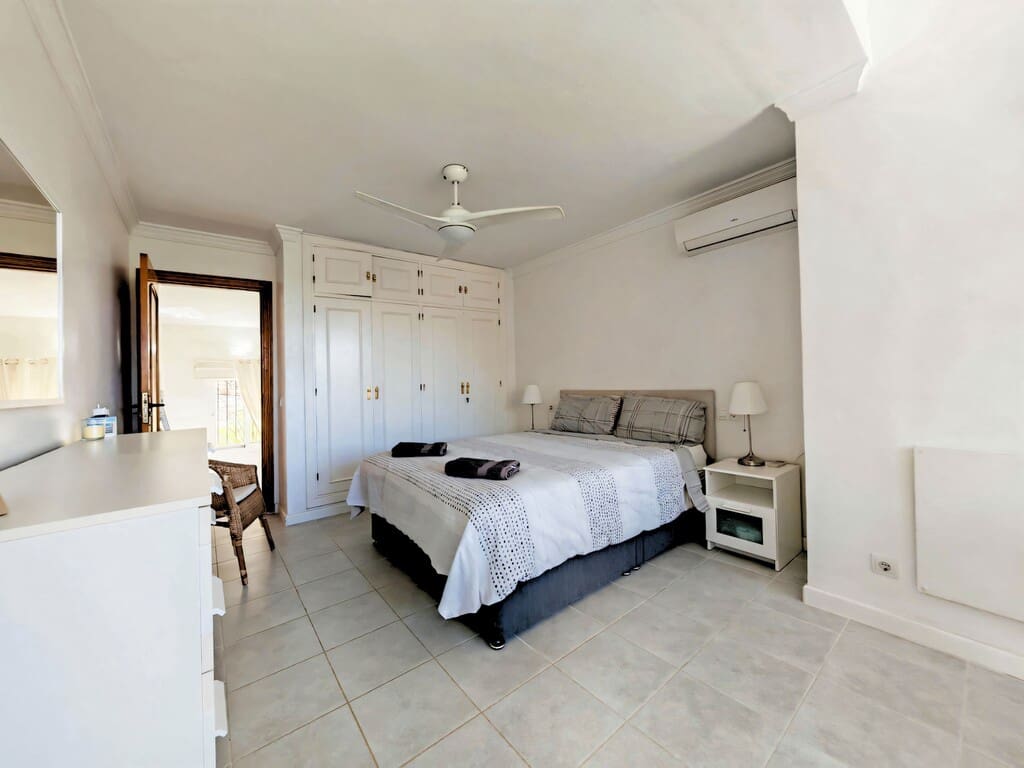 5 chambre Maison de Ville à vendre à Calahonda avec piscine garage - 565 000 € (Ref: 9758595)