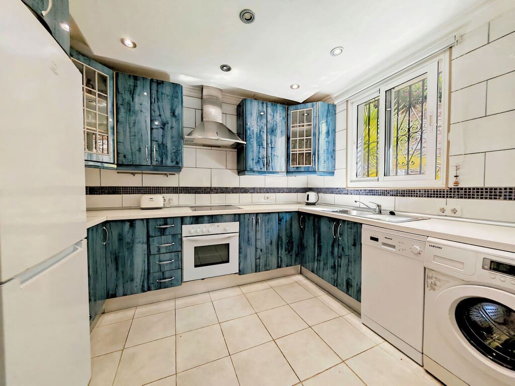 5 chambre Maison de Ville à vendre à Calahonda avec piscine garage - 565 000 € (Ref: 9758595)