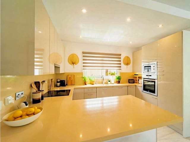 4 sypialnia Willa na sprzedaż w Marbesa, Marbella z basenem garażem - 3 100 000 € (Ref: 9763530)