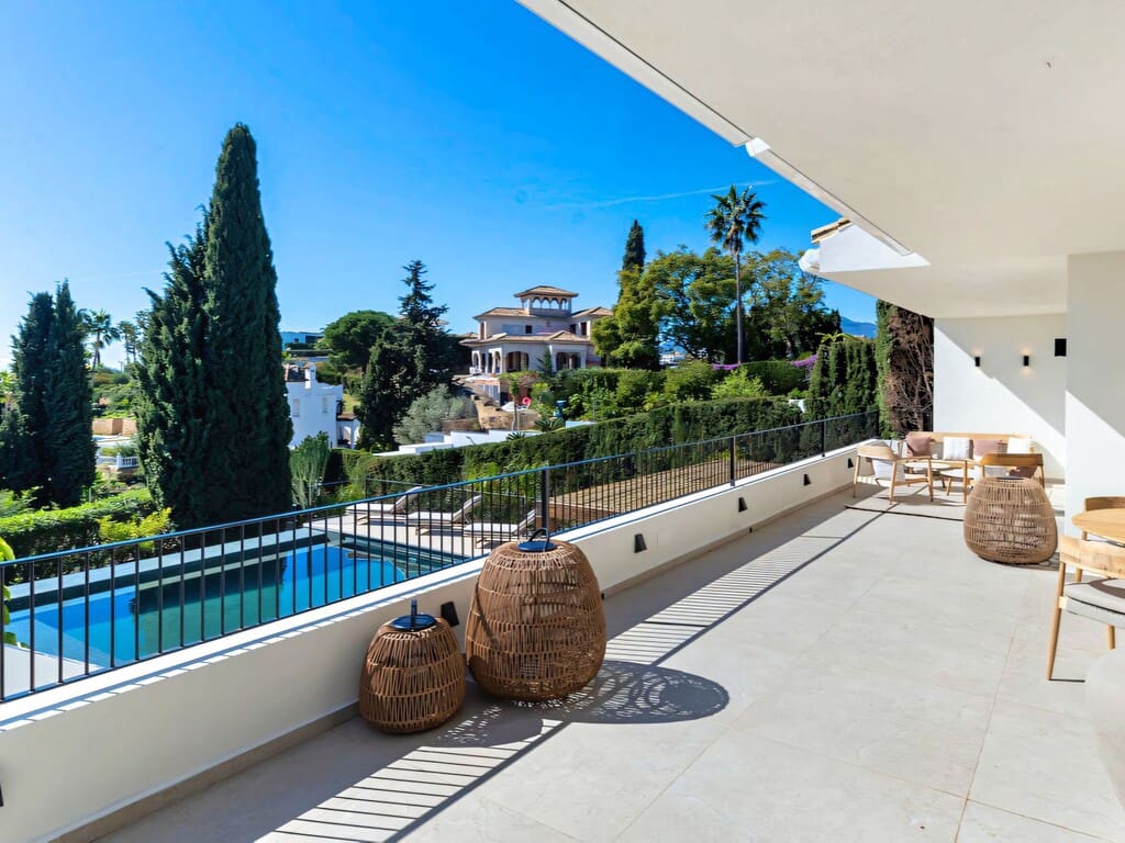 4 sypialnia Willa na sprzedaż w El Paraiso z basenem garażem - 2 695 000 € (Ref: 9770340)