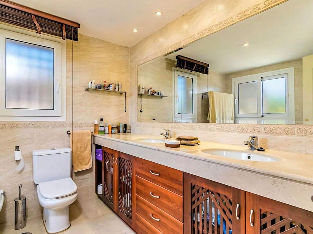 4 makuuhuone Omakotitalo myytävänä paikassa Riviera del Sol mukana uima-altaan 
autotalli - 660 000 € (Ref: 9772778)