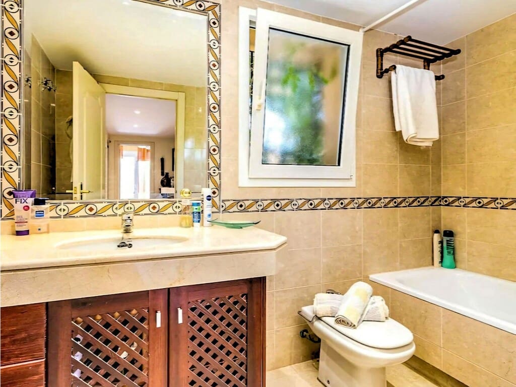 4 makuuhuone Omakotitalo myytävänä paikassa Riviera del Sol mukana uima-altaan 
autotalli - 660 000 € (Ref: 9772778)