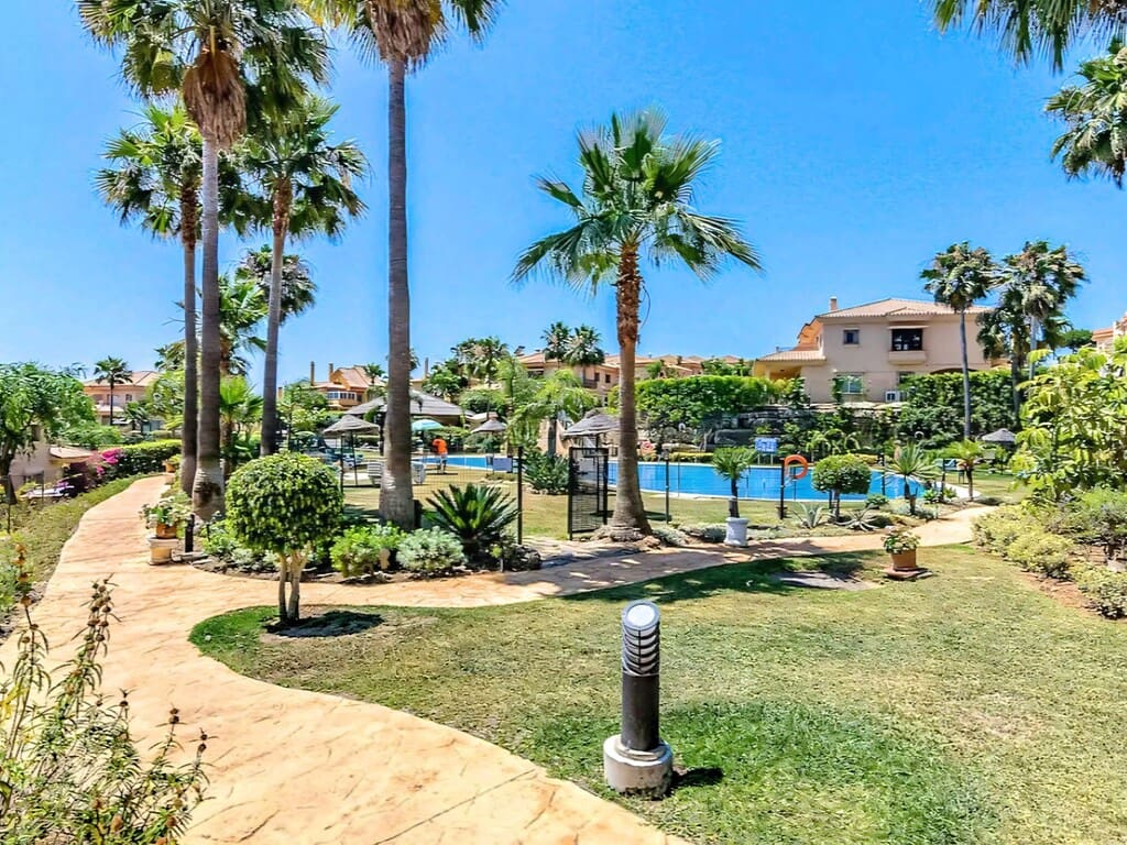 4 makuuhuone Omakotitalo myytävänä paikassa Riviera del Sol mukana uima-altaan 
autotalli - 660 000 € (Ref: 9772778)