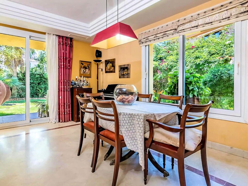 4 makuuhuone Omakotitalo myytävänä paikassa Riviera del Sol mukana uima-altaan 
autotalli - 660 000 € (Ref: 9772778)