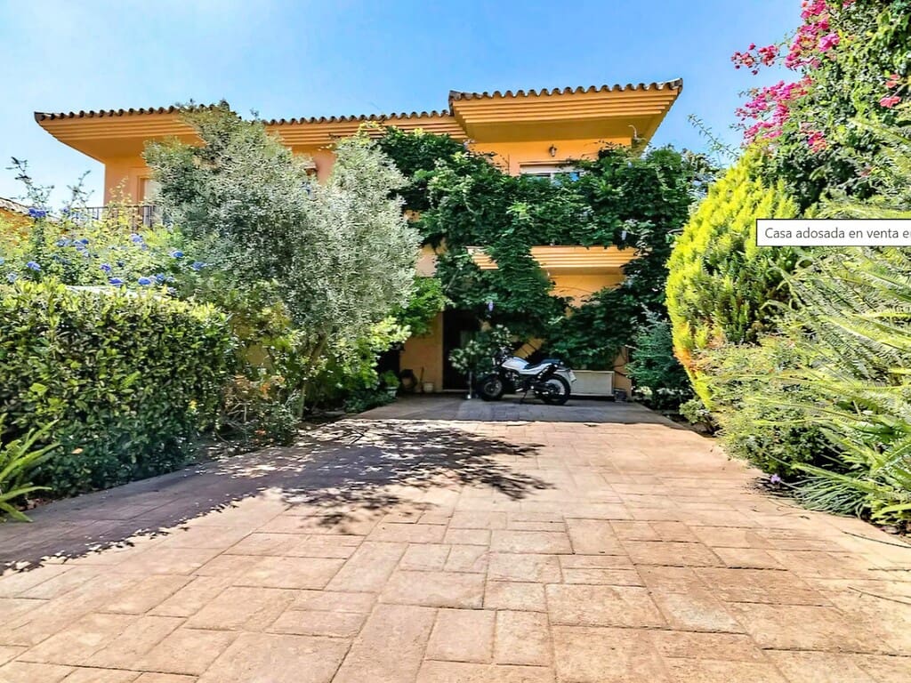 4 makuuhuone Omakotitalo myytävänä paikassa Riviera del Sol mukana uima-altaan 
autotalli - 660 000 € (Ref: 9772778)