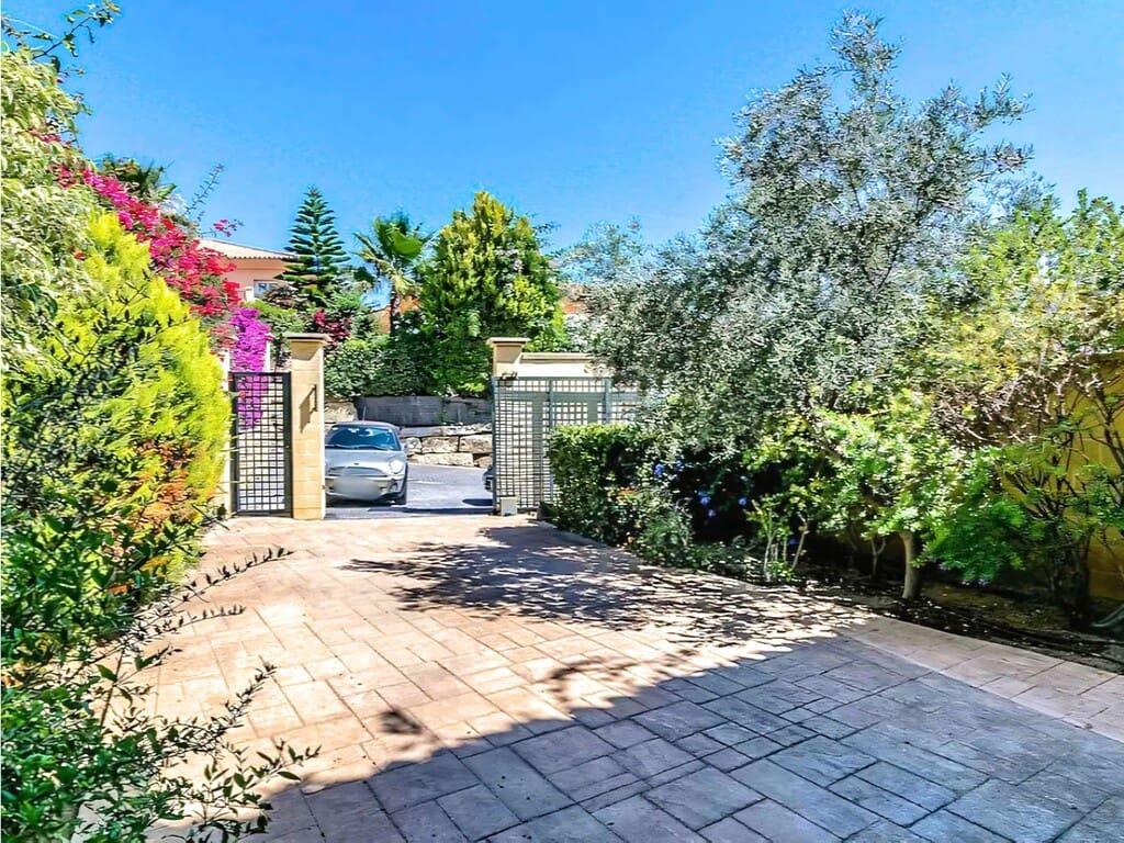 4 makuuhuone Omakotitalo myytävänä paikassa Riviera del Sol mukana uima-altaan 
autotalli - 660 000 € (Ref: 9772778)