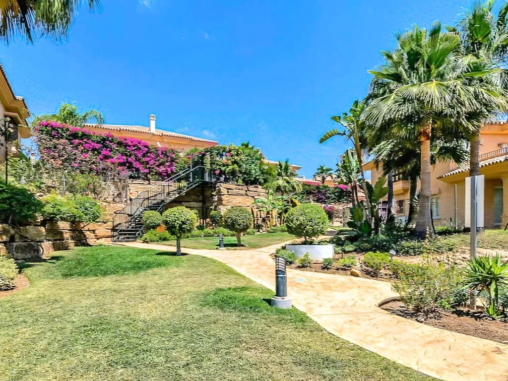 4 makuuhuone Omakotitalo myytävänä paikassa Riviera del Sol mukana uima-altaan 
autotalli - 660 000 € (Ref: 9772778)