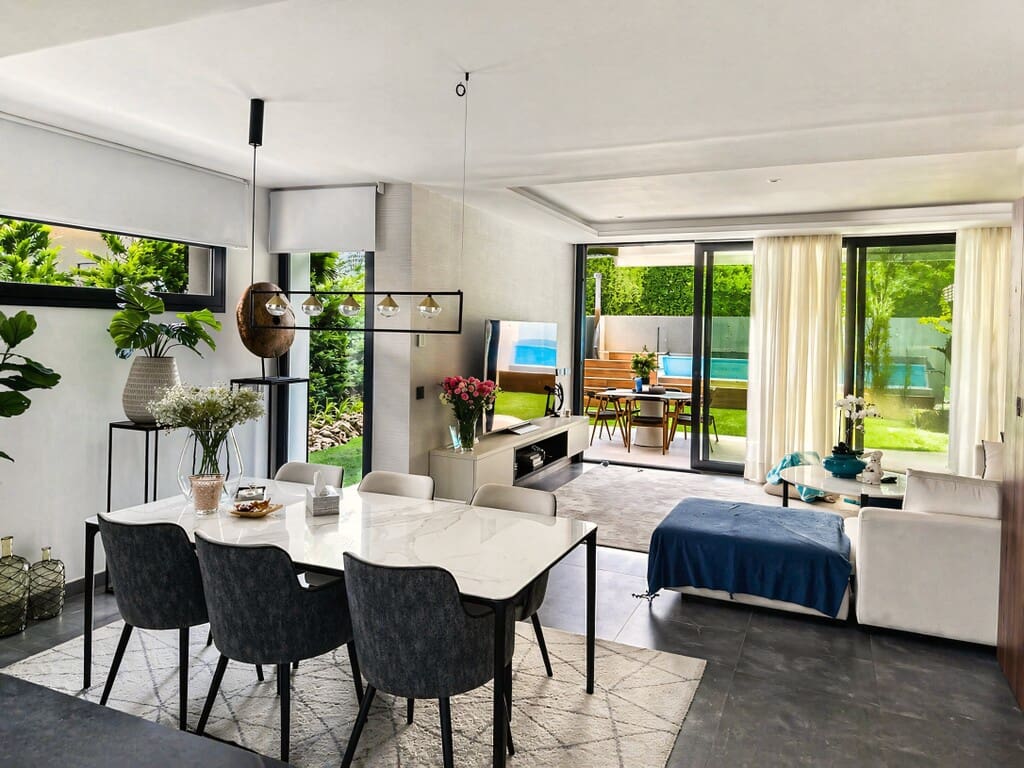 5 bedroom Villa for sale in Puerto Banus with pool garage - € 2,585,000 (Ref: 9772780)