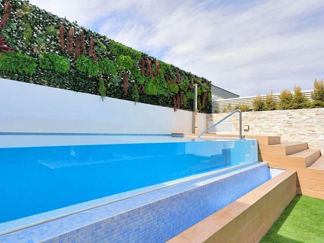 5 bedroom Villa for sale in Puerto Banus, Marbella with pool garage - € 2,585,000 (Ref: 9772780)